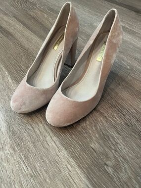 Louise et Cie Lo-Jliana Suede Round-Toe Block Heel Pumps in Blush